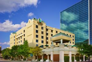 奥兰多Embassy Suites by Hilton Orlando Downtown的上面有标志的建筑