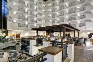 奥兰多Embassy Suites by Hilton Orlando Downtown的大堂酒吧