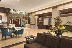 基西米Embassy Suites by Hilton Orlando Lake Buena Vista South的大堂配有沙发和桌椅