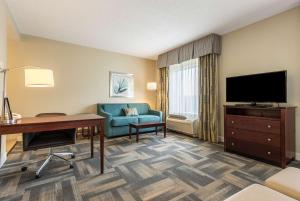 基西米奥兰多南湖纳维汉普顿酒店套房的酒店客房配有书桌和电视。