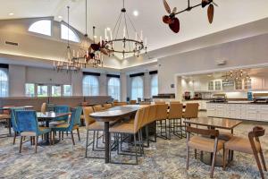 奥兰多Homewood Suites by Hilton Lake Buena Vista - Orlando的大型用餐室配有桌椅