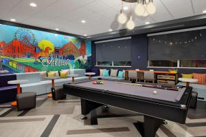 梅里迪恩Tru By Hilton Meridian的游戏室设有台球桌和大型壁画