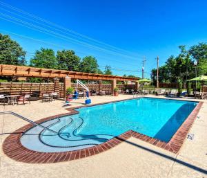孟菲斯Hampton Inn & Suites Memphis Germantown的一个带桌椅的度假村游泳池