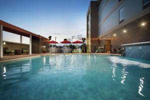 麦卡伦Home2 Suites By Hilton McAllen的大楼前的游泳池