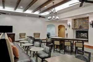 麦卡伦麦卡伦希尔顿惠庭套房酒店的一间带桌椅和壁炉的用餐室