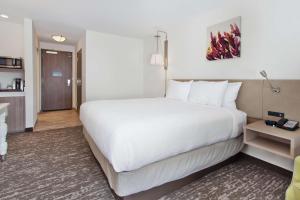蒙哥马利伊斯特切斯蒙哥马利希尔顿花园酒店的一张大白色的床,位于酒店客房内