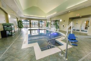 曼切斯特曼切斯特市中心希尔顿花园酒店的一座带游泳池的大型建筑中的游泳池