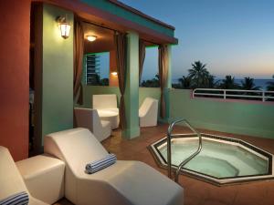 迈阿密海滩Hilton Vacation Club Crescent on South Beach Miami的屋顶阳台设有按摩浴缸