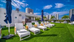 迈阿密迈阿密市区希尔顿酒店的草坪上一排带蓝色伞的椅子
