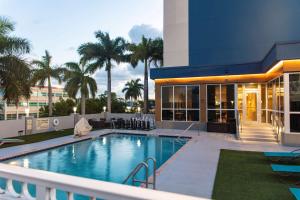 迈阿密汗姆顿酒店迈阿密机场南/蓝礁湖的大楼前的游泳池