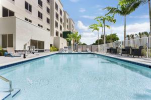 肯代尔Hampton Inn & Suites Miami, Kendall, Executive Airport的棕榈树酒店的一个游泳池