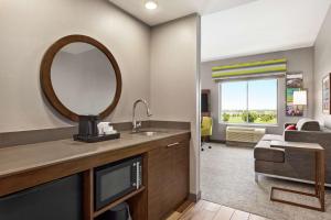 肯代尔Hampton Inn & Suites Miami, Kendall, Executive Airport的酒店客房设有水槽和镜子