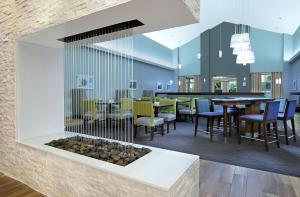 迈阿密机场西迈阿密希尔顿酒店的一间带壁炉的餐厅,位于客房中间