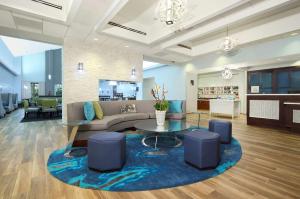 迈阿密机场西迈阿密希尔顿酒店的大堂配有沙发和桌椅