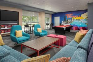 迈阿密Tru By Hilton Miami West Brickell的客厅配有沙发和乒乓球桌