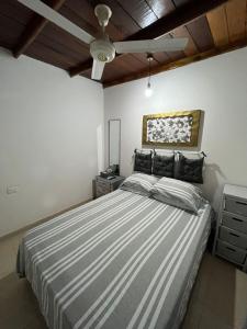 卡塔赫纳Casa 39-33的一间卧室设有一张大床和天花板