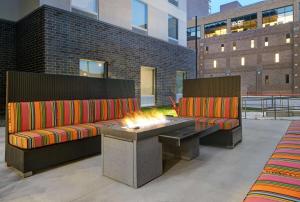 密尔沃基Home2 Suites By Hilton Milwaukee Downtown的天井设有两张沙发和一个火坑
