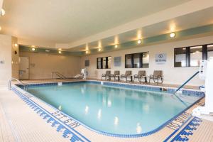 米德兰米德拉顿希尔顿恒庭酒店的在酒店房间的一个大型游泳池