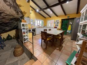 阿格特La Casa del Molino de Viento的厨房以及带桌椅的用餐室。