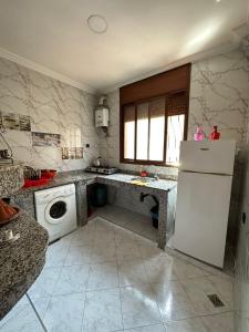 阿加迪尔Sidi Youssef Agadir的厨房配有白色冰箱和洗碗机。