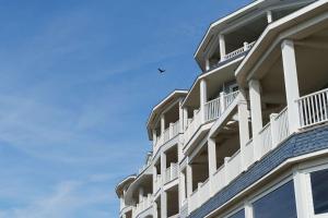 麦迪逊麦迪逊海滩酒店 - 希尔顿Curio Collection酒店 的拥有白色阳台和蓝天的建筑