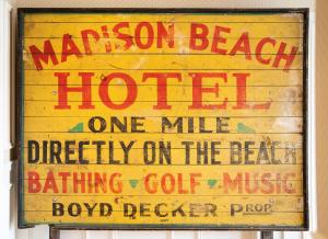 麦迪逊麦迪逊海滩酒店 - 希尔顿Curio Collection酒店 的海滩度假标志,距离海滩弓探测器有1英里