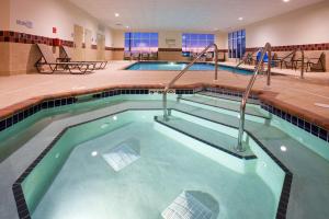 迈诺特迈诺特汉普顿酒店及套房的一座大型室内游泳池,位于一座带两个游泳池的建筑内