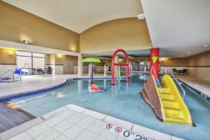 麦迪逊汉普顿酒店及套房麦迪逊 - 西的一个带滑梯的室内游泳池和一个水上公园
