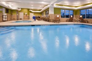 布卢明顿明尼阿波利斯布卢明顿西欢朋酒店的蓝色的大游泳池,位于酒店客房内