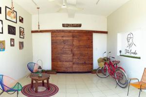 巴利亚多利德Casa don Conde/equipado/wifi/bicicletas gratis.的一间设有两辆自行车的房间和一扇木门