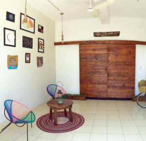 巴利亚多利德Casa don Conde/equipado/wifi/bicicletas gratis.的一间设有两把椅子和一张桌子的房间,以及一扇门
