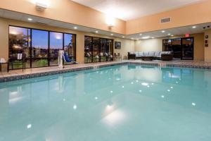 伊根明尼阿波利斯/伊根汉普顿酒店的在酒店房间的一个大型游泳池