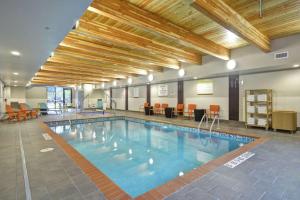 明尼通卡Home2 Suites By Hilton Minneapolis-Eden Prairie的大型客房的大型游泳池