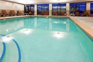 圣路易斯帕克明尼阿波里斯希尔顿惠庭套房酒店 - 西区圣路易斯帕克的大楼内一个蓝色的大型游泳池