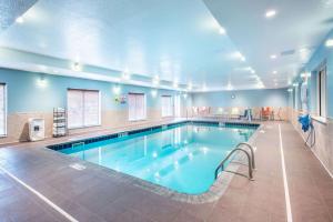 布卢明顿美国希尔顿花园酒店明尼阿波利斯机场购物中心的大房间的一个大型游泳池