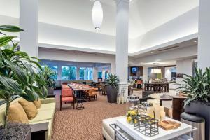 布卢明顿美国希尔顿花园酒店明尼阿波利斯机场购物中心的大堂,设有桌椅