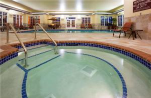罗斯维尔新布赖顿希尔顿惠庭套房酒店的在酒店房间的一个大型游泳池