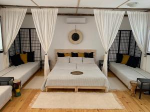 埃格尔Gong Faház - Eger的一间卧室设有一张床和两个窗户。