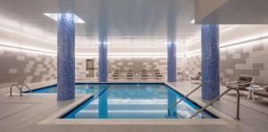 明尼阿波利斯明尼阿波利斯市区希尔顿合博套房酒店的酒店大堂的蓝色柱子游泳池