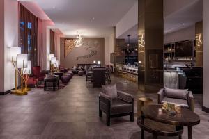 明尼阿波利斯明尼阿波利斯市区希尔顿合博套房酒店的大堂设有桌椅和酒吧。