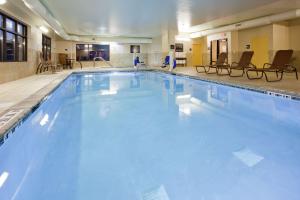 明尼通卡西明尼阿波利斯/明尼通卡汉普顿酒店的蓝色海水大型游泳池