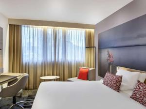 圣保罗诺富特圣保罗莫伦比酒店的酒店客房设有一张大床和一张书桌。