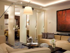 马赛索菲特马赛老港口酒店的客厅配有沙发和桌子