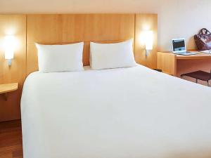 图卢兹宜必思图卢兹中心酒店的一张带两个枕头的大白色床