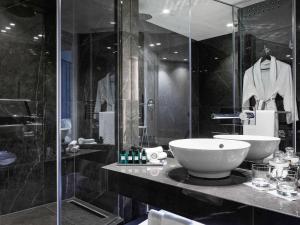 雅典雅典索菲特机场酒店的一间带水槽和淋浴的浴室