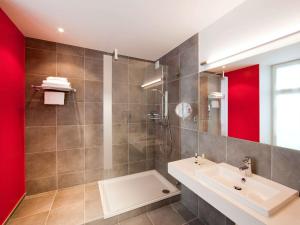 维泰勒维泰勒美居酒店的一间带水槽和淋浴的浴室