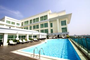 金边达拉机场酒店的一座带游泳池和大楼的酒店