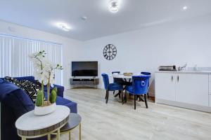 西瑟罗克Brand New apartment next to Lakeside Shopping mall, Essex的客厅配有蓝色的沙发和桌子