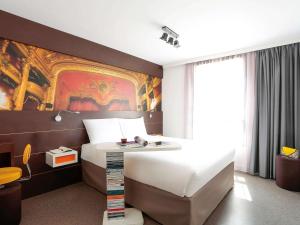 蒙彼利埃蒙彼利埃喜剧中心宜必思尚品酒店的一间卧室配有一张壁画床