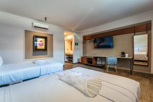 梅里达Hotel MID Project的酒店客房设有两张床和电视。